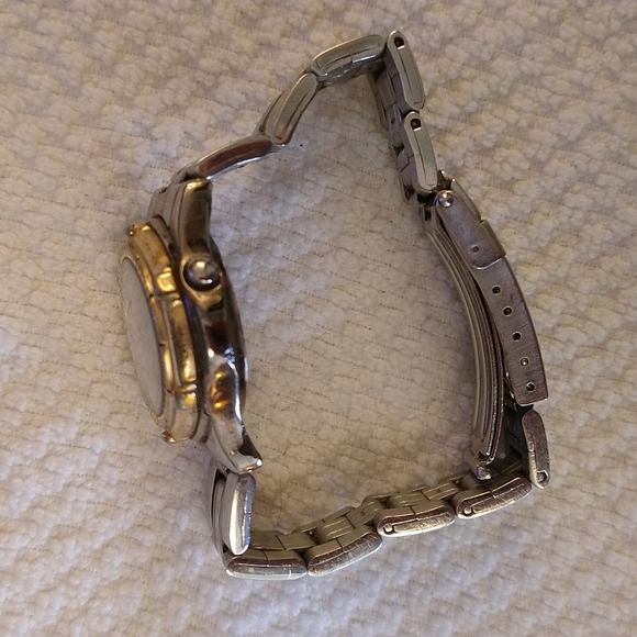 GUC Guess waterproof silver and gold chain link watch. - Picture 8 of 9